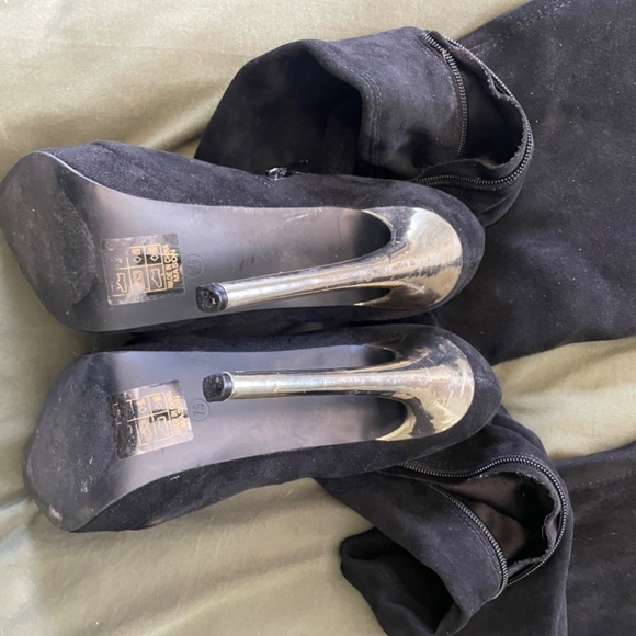 Tall velvet boots - Picture 3 of 3